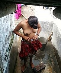 Indyjski kobieta husk prysznicem