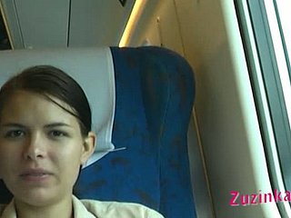 Pert jalang Zuzinka berkedip dicukur vagina di kereta api