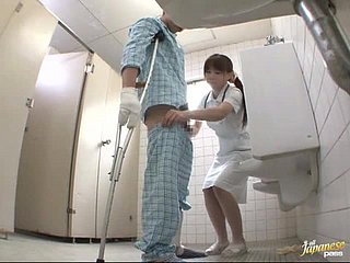 Geilen japanische Krankenschwester gibt einen Handjob an den Patienten