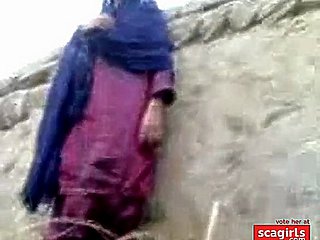 pakistani dorpsmeisje neuken shading tegen wandsegment