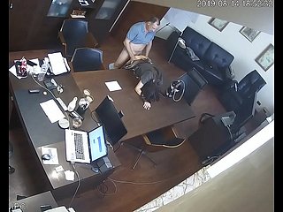 Russische Serving-man Fucks Sekretärin im Büro Versteckte Kamera