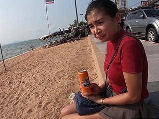 Untrained Thai Teen Teat fickt round einem Caravanserai