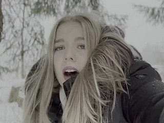 18 -letni nastolatek jest pieprzony w lesie na śniegu