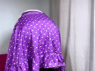 سالي الناضجة في تنورة أرجواني قصيرة ، تظهر أصولها