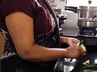 Mooie Indiase grote borsten stiefmoeder geneukt with regard to keuken way in stiefzoon