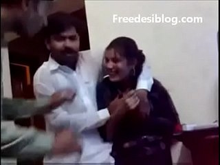 Gadis dan anak laki -laki desi pakistan menikmati di kamar asrama