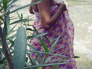 Sri Lanka Serviteur baise à Loku Procuress en baignant le sexe de la rivière xxx