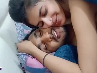 Süßes indisches Mädchen leidenschaftlich Intercourse mit Ex-Freund leckt Muschi und Küsse