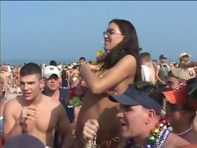 Проблесковая партия девушка получает нащупала на пляже
