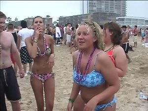 zorras desnudas caminan alrededor de fiesta en wheezles playa